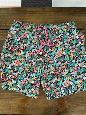 chubbies Black Tropical Floral Swim Trunks with Pink Drawstring
